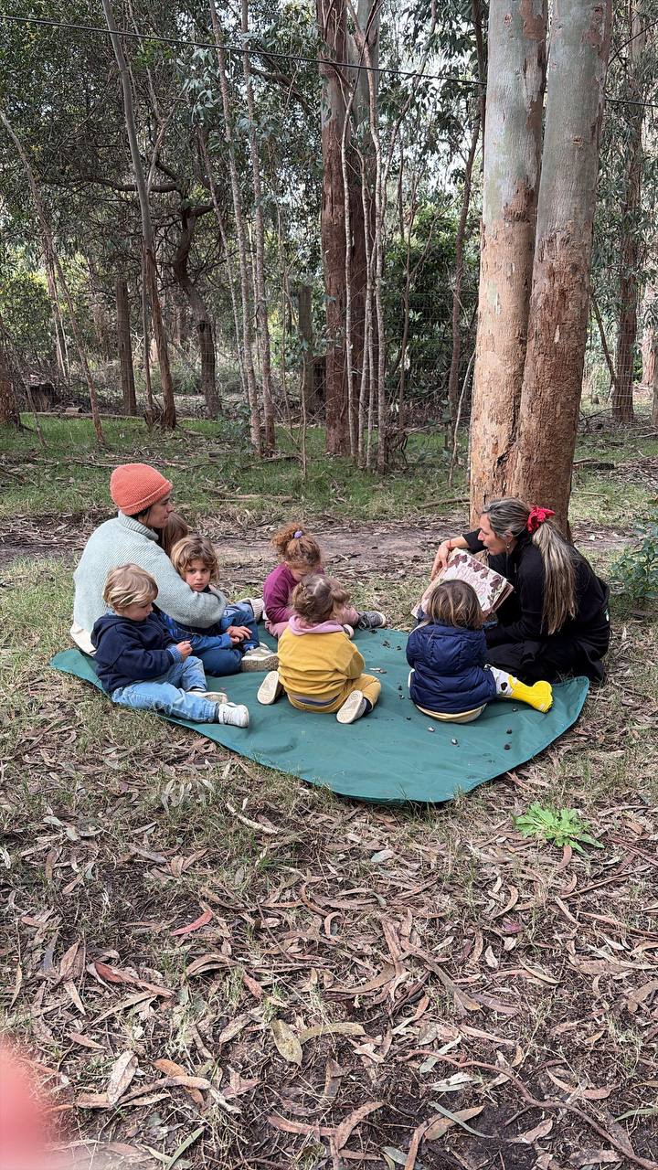 Niños creando collares con elementos del bosque