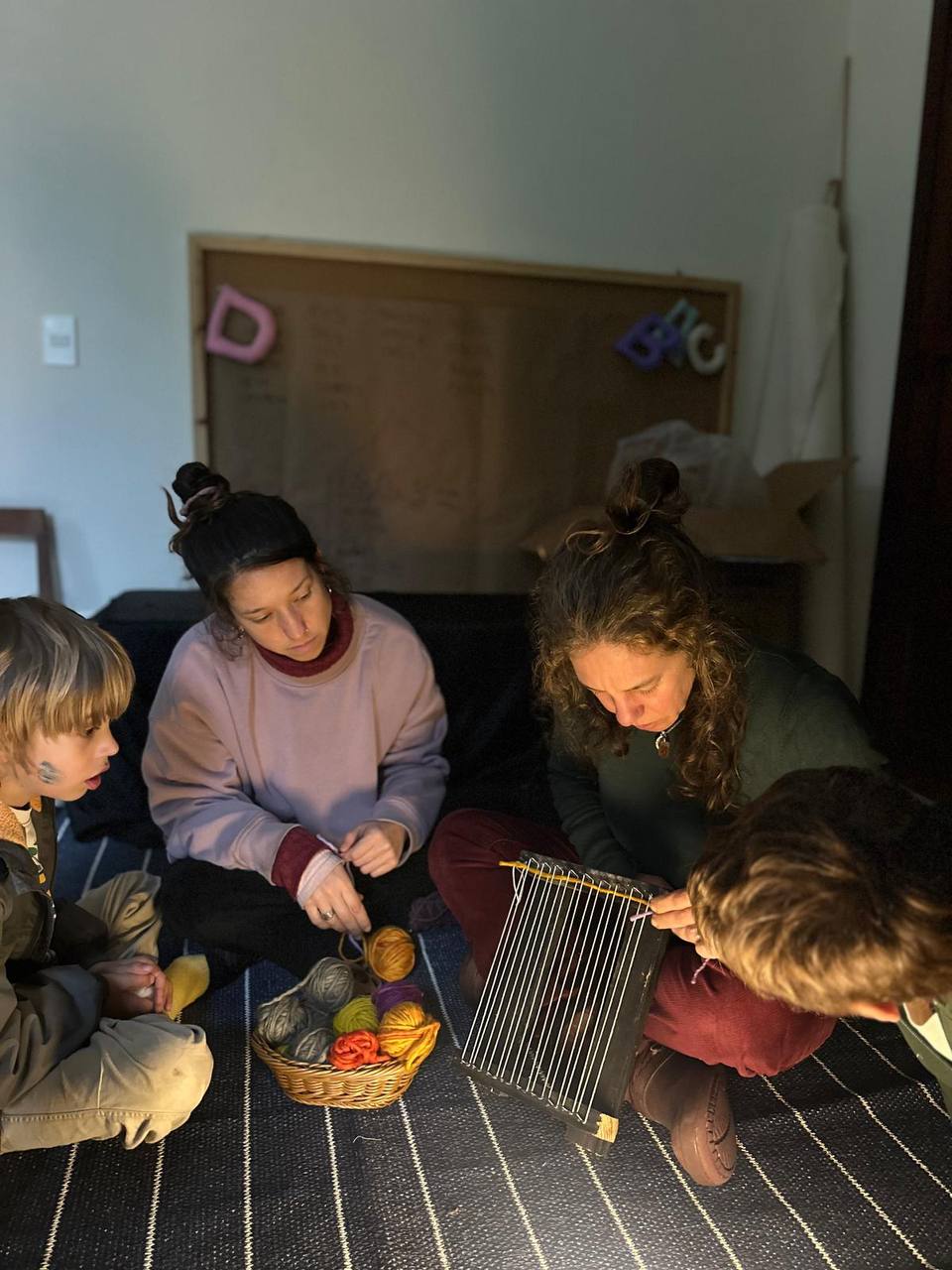 Hoy Lily la lombriz se encontró con lana sin lavar y sin peinar. Ella no sabía q era y Tipsy su amigo le contó que así sale de la oveja. Luego se lava se peina se hila y se tiñe para q trabajemos con ella. Invito a niños y niñas a trabajar en telar. Subiendo y bajando y yendo de izquierda a derecha y viceversa. Preparación para la la lectoescritura.