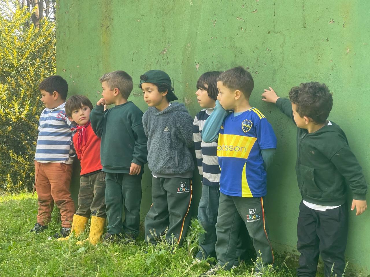 Grupo reunido durante una actividad al aire libre.