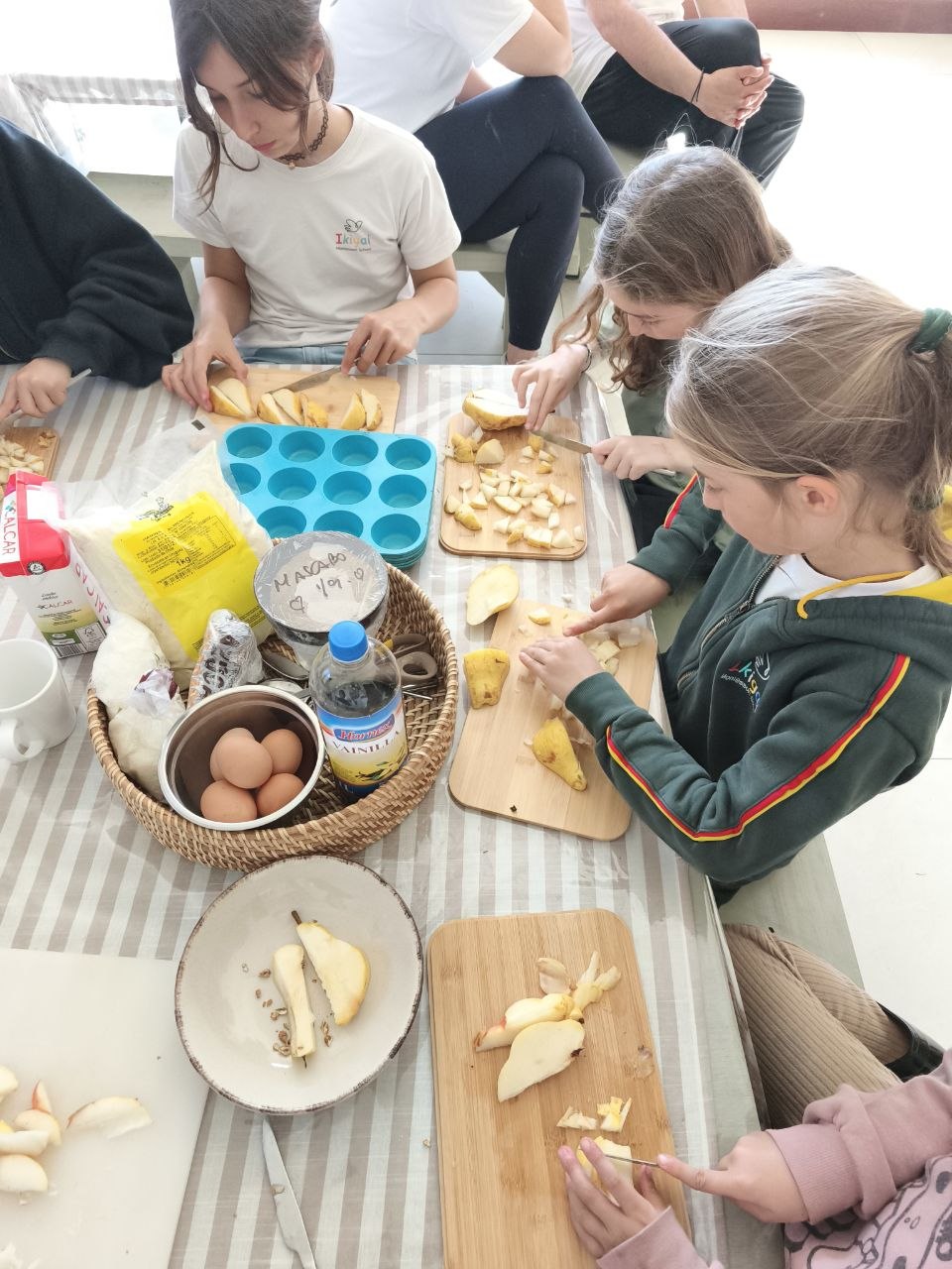 Hicimos muffins sin gluten de pera con Taller 2.