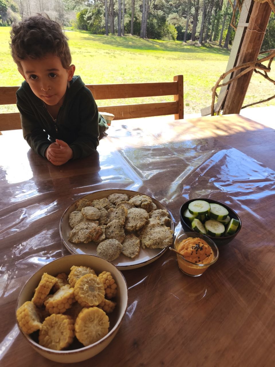 Preparación de arepas caseras con harina PAN, semillas de chía, perejil, sal y queso: mezcla, horneado y compartido en la picada del viernes.