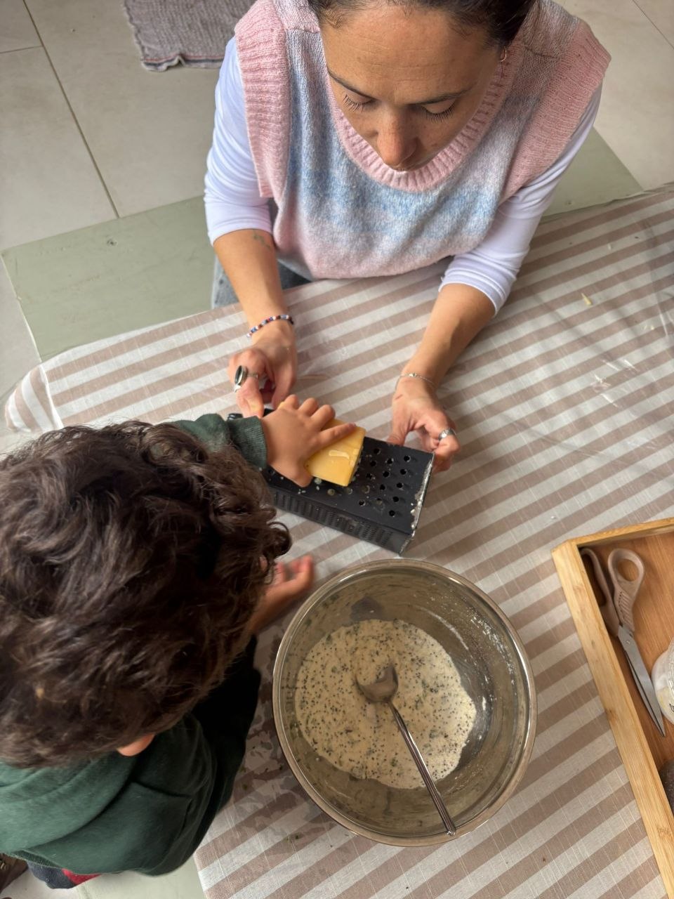 Preparación de arepas caseras con harina PAN, semillas de chía, perejil, sal y queso: mezcla, horneado y compartido en la picada del viernes.