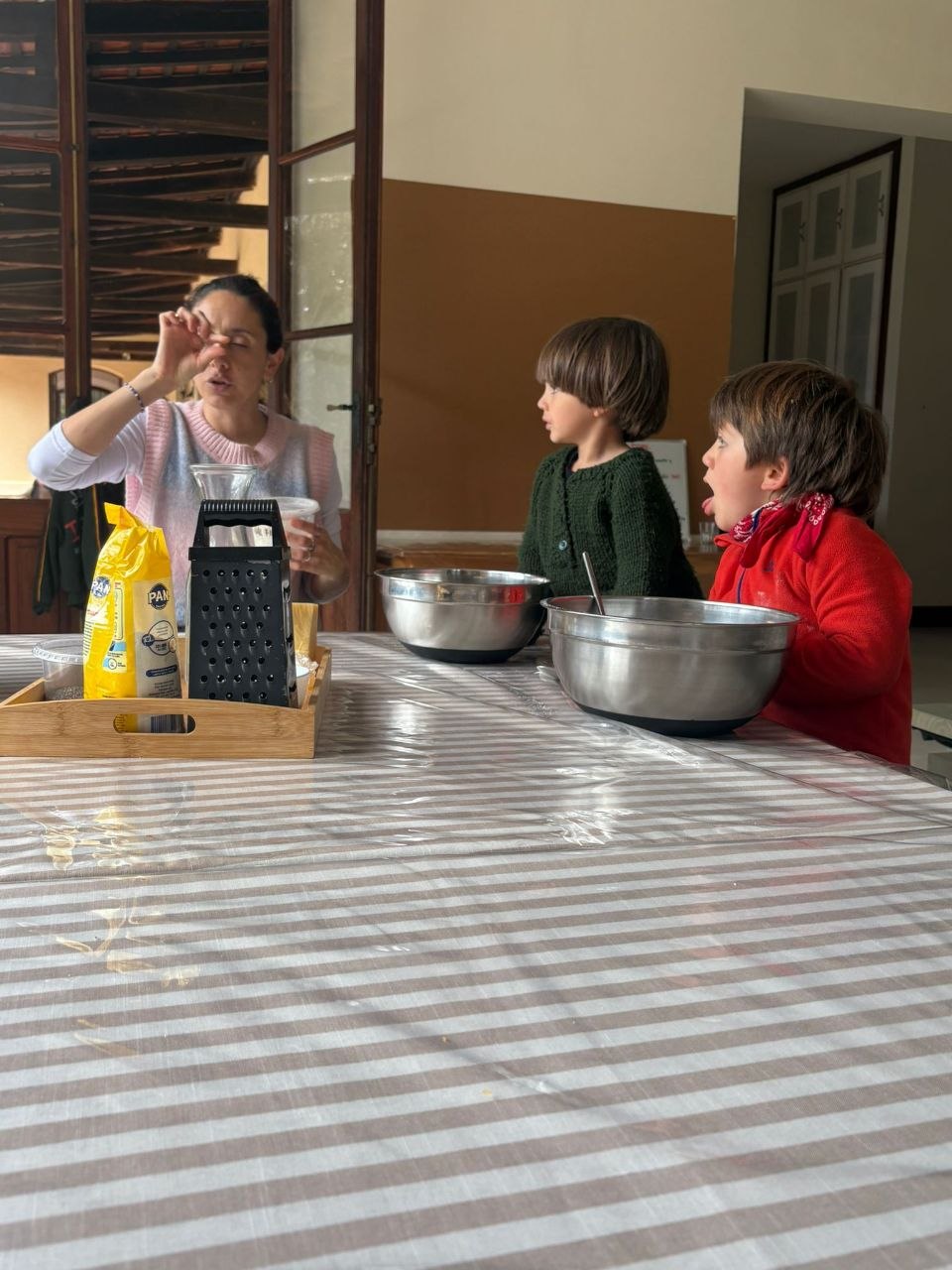 Preparación de arepas caseras con harina PAN, semillas de chía, perejil, sal y queso: mezcla, horneado y compartido en la picada del viernes.