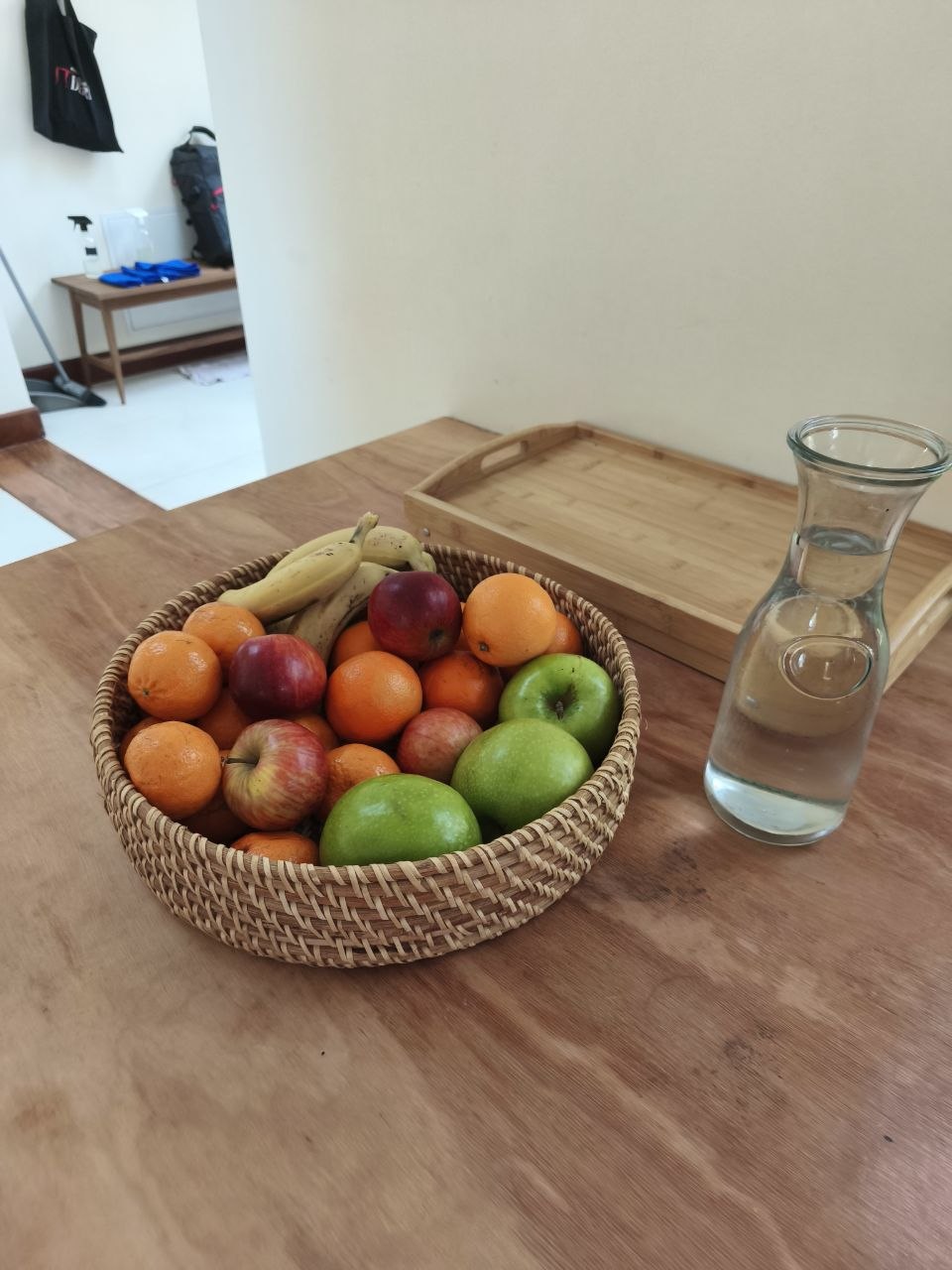 Fiesta de pizzas: mesa de ingredientes para armar, frutas y encuentro compartido en la mesa.