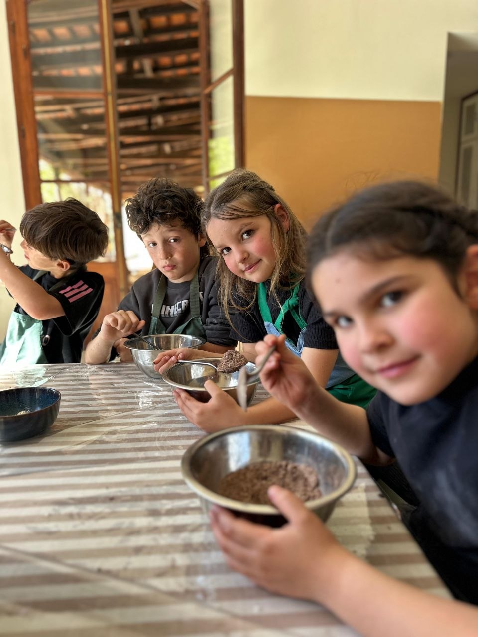Elaboración de trufas sin gluten con cacao, harina de coco, harina de almendras y azúcar mascabo, compartidas en la merienda del viernes.