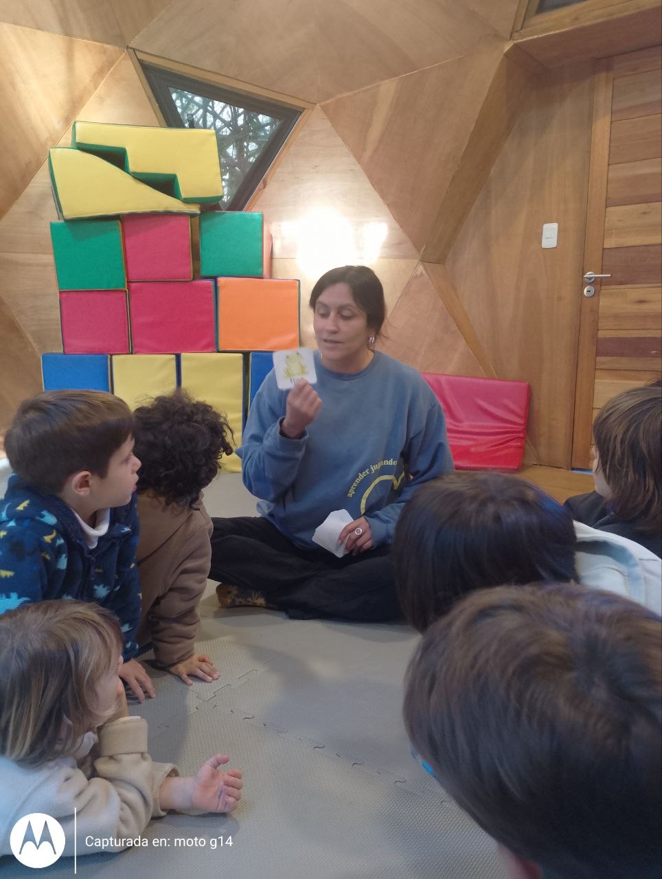 Casa de niños A y B: actividad con tarjetas de vocabulario en inglés (incluida rabbit), ronda de presentación y juego libre con bloques.