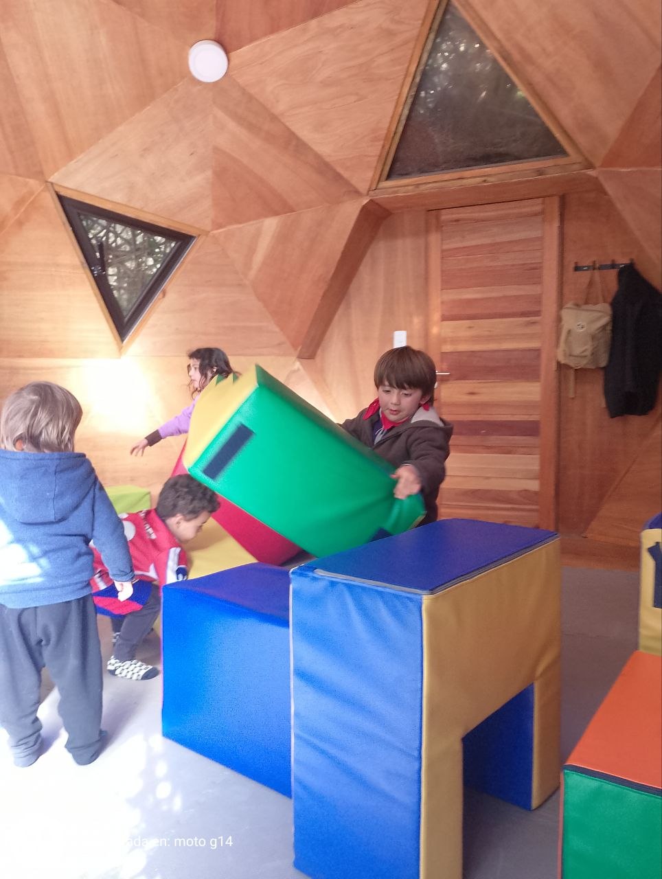 Casa de niños A y B: actividad con tarjetas de vocabulario en inglés (incluida rabbit), ronda de presentación y juego libre con bloques.