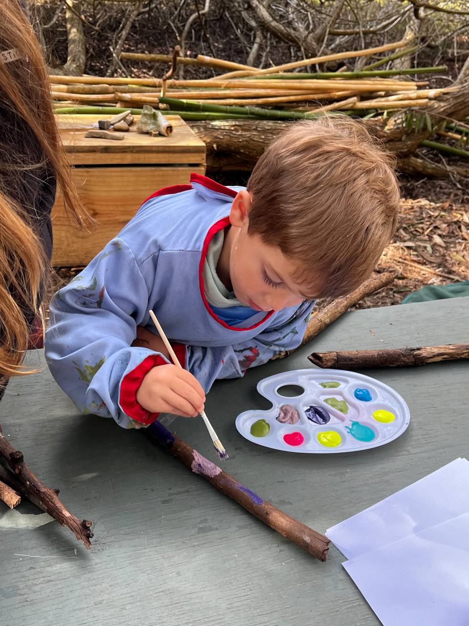 Niño pintando un palito