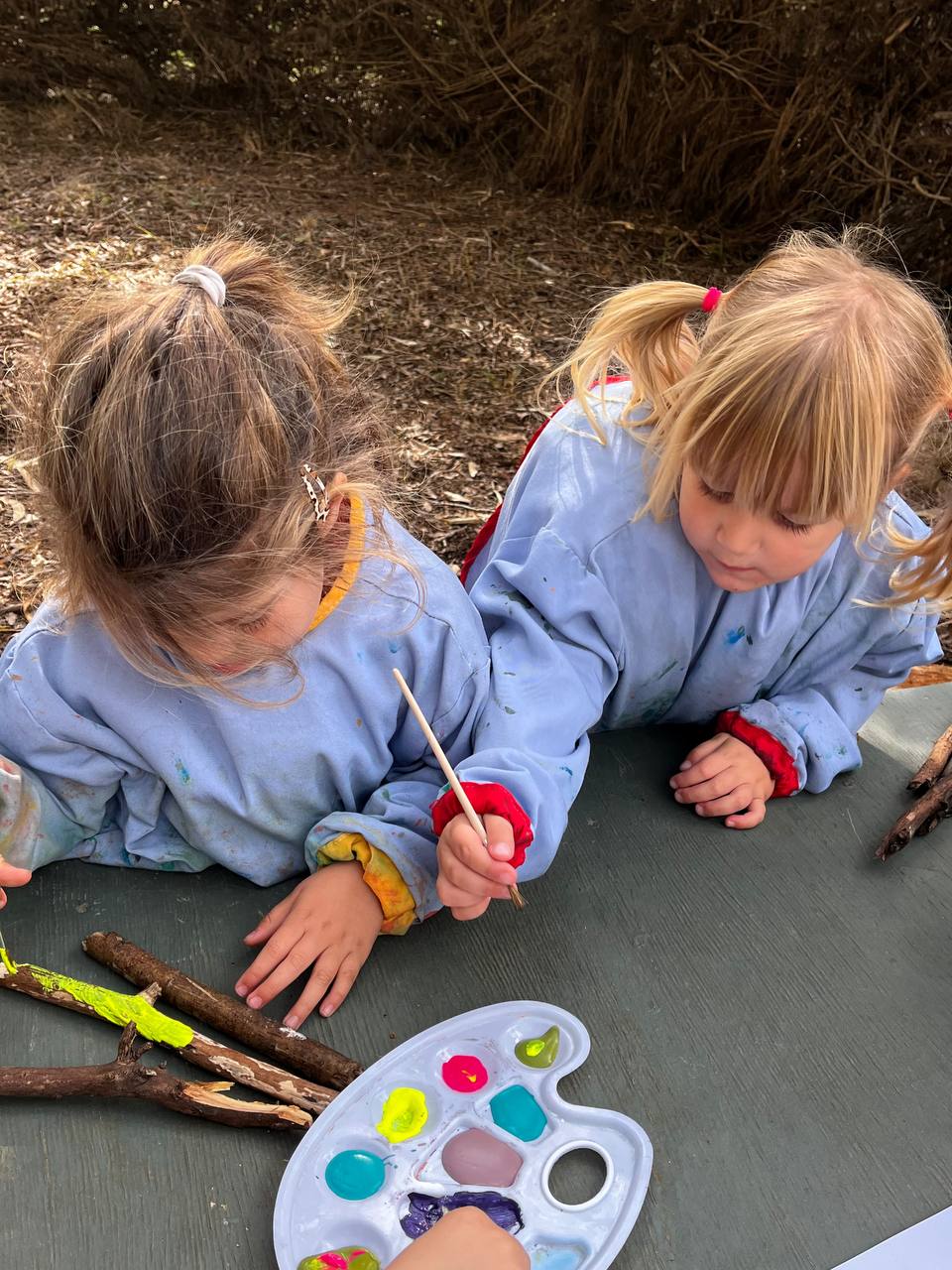 Niñas pintando juntas