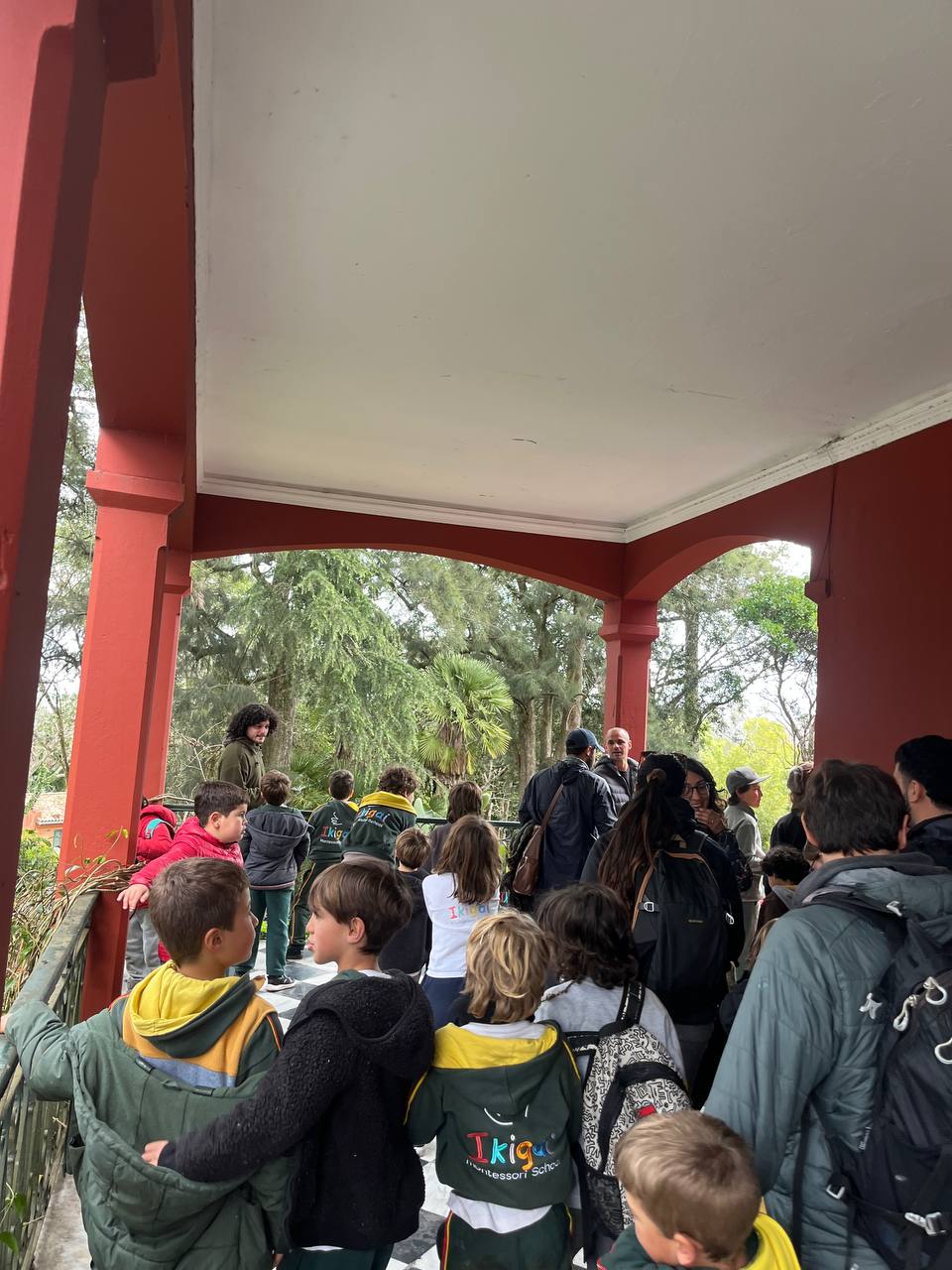 Fotos de la salida al Arboretum Lussich: exploración del entorno, observación de especies y paisaje, recorrido grupal y visita con el guardaparque.