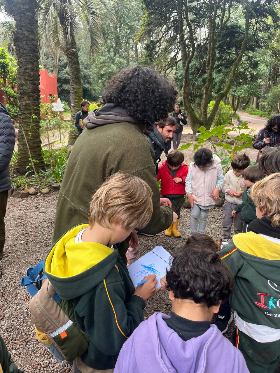 Fotos de la salida al Arboretum Lussich: exploración del entorno, observación de especies y paisaje, recorrido grupal y visita con el guardaparque.