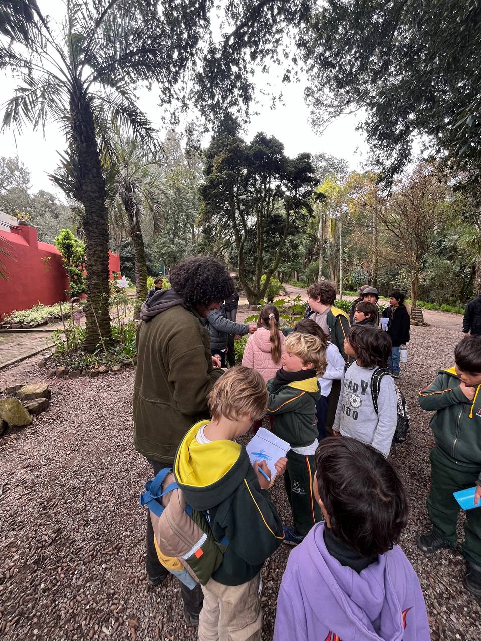 Fotos de la salida al Arboretum Lussich: exploración del entorno, observación de especies y paisaje, recorrido grupal y visita con el guardaparque.