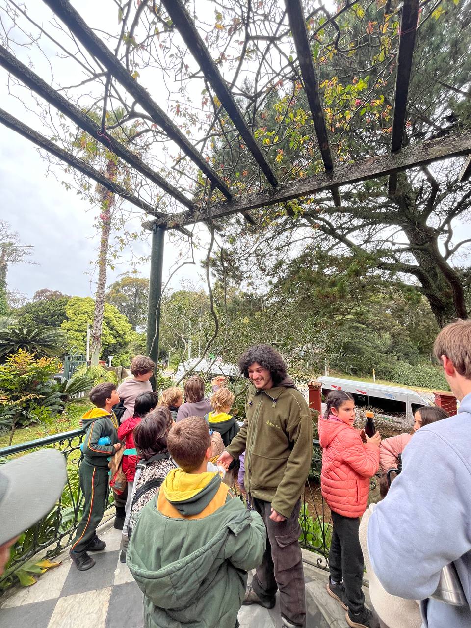 Fotos de la salida al Arboretum Lussich: exploración del entorno, observación de especies y paisaje, recorrido grupal y visita con el guardaparque.