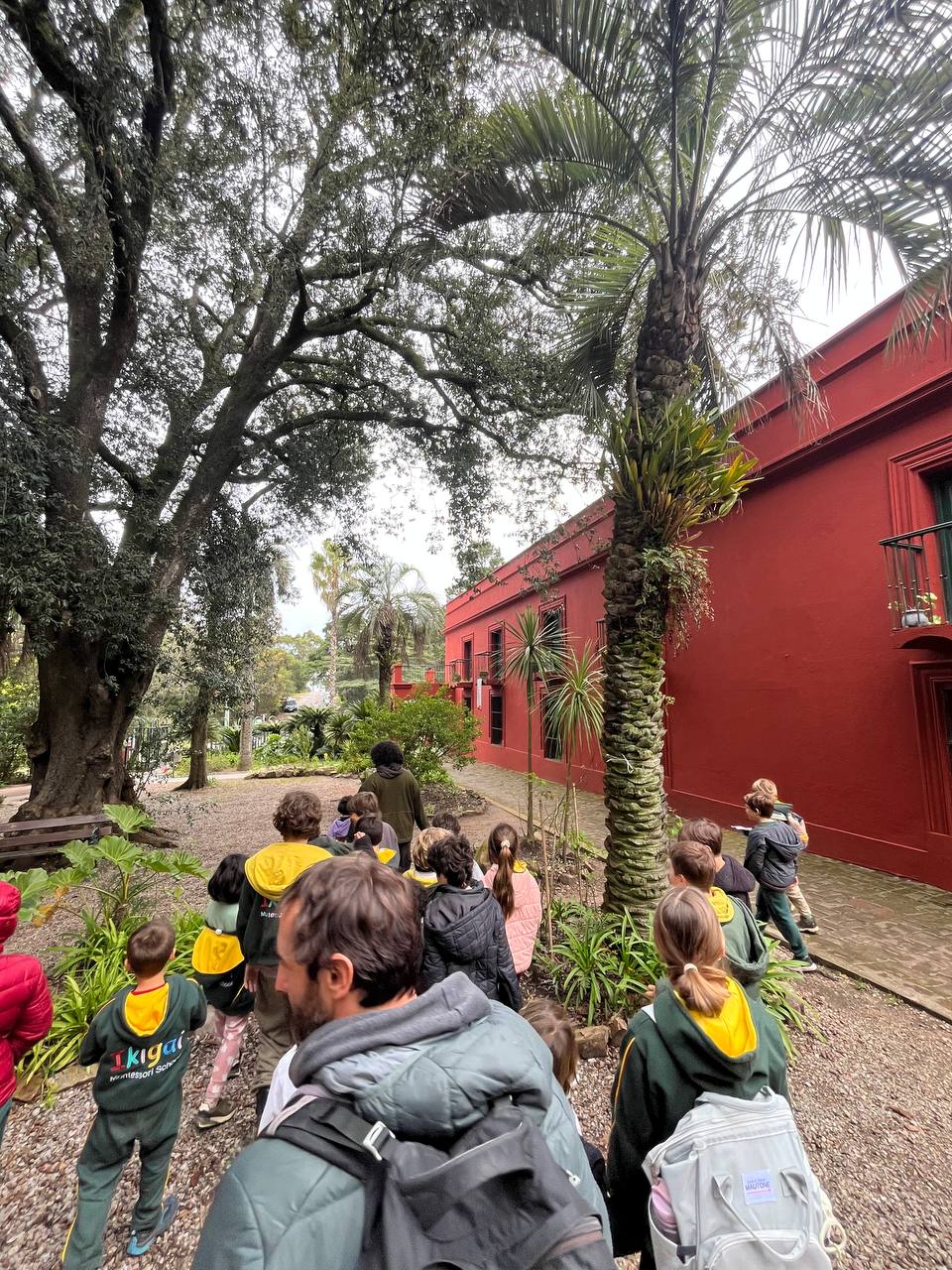 Recorrido por el Arboretum, almuerzo compartido y ronda grupal durante la visita.