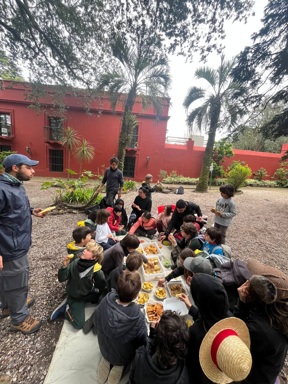 Recorrido por el Arboretum, almuerzo compartido y ronda grupal durante la visita.
