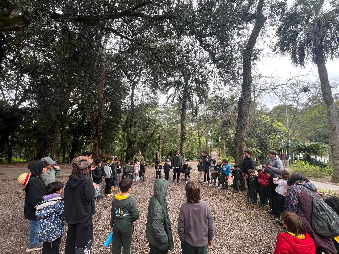 Recorrido por el Arboretum, almuerzo compartido y ronda grupal durante la visita.