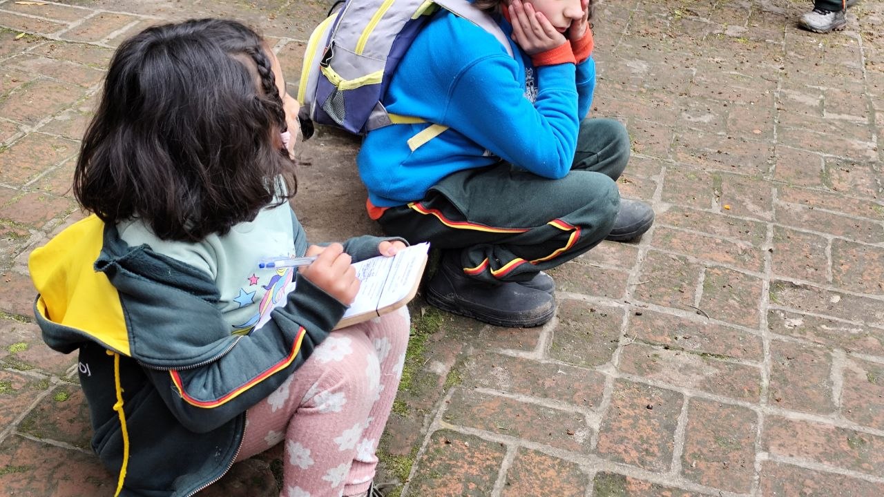 Las imágenes registran distintos momentos de la salida: el recorrido por los senderos, las instancias de escucha junto al guía, la observación atenta de plantas y árboles, y el uso de las fichas para anotar y dibujar los hallazgos. También muestran los espacios del arboretum, su diversidad de vegetación y los paisajes de Punta Ballena. A través de esta experiencia, el grupo pudo conocer el entorno, hacer preguntas y acercarse al cuidado de la flora y fauna del lugar.