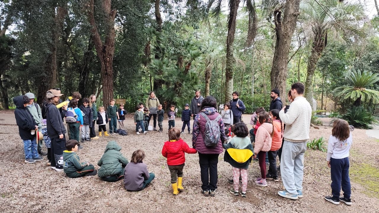 Las imágenes registran distintos momentos de la salida: el recorrido por los senderos, las instancias de escucha junto al guía, la observación atenta de plantas y árboles, y el uso de las fichas para anotar y dibujar los hallazgos. También muestran los espacios del arboretum, su diversidad de vegetación y los paisajes de Punta Ballena. A través de esta experiencia, el grupo pudo conocer el entorno, hacer preguntas y acercarse al cuidado de la flora y fauna del lugar.