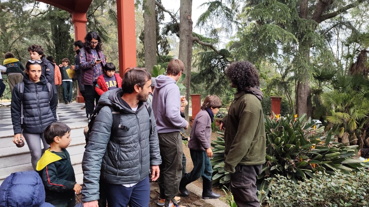 Las imágenes registran distintos momentos de la salida: el recorrido por los senderos, las instancias de escucha junto al guía, la observación atenta de plantas y árboles, y el uso de las fichas para anotar y dibujar los hallazgos. También muestran los espacios del arboretum, su diversidad de vegetación y los paisajes de Punta Ballena. A través de esta experiencia, el grupo pudo conocer el entorno, hacer preguntas y acercarse al cuidado de la flora y fauna del lugar.