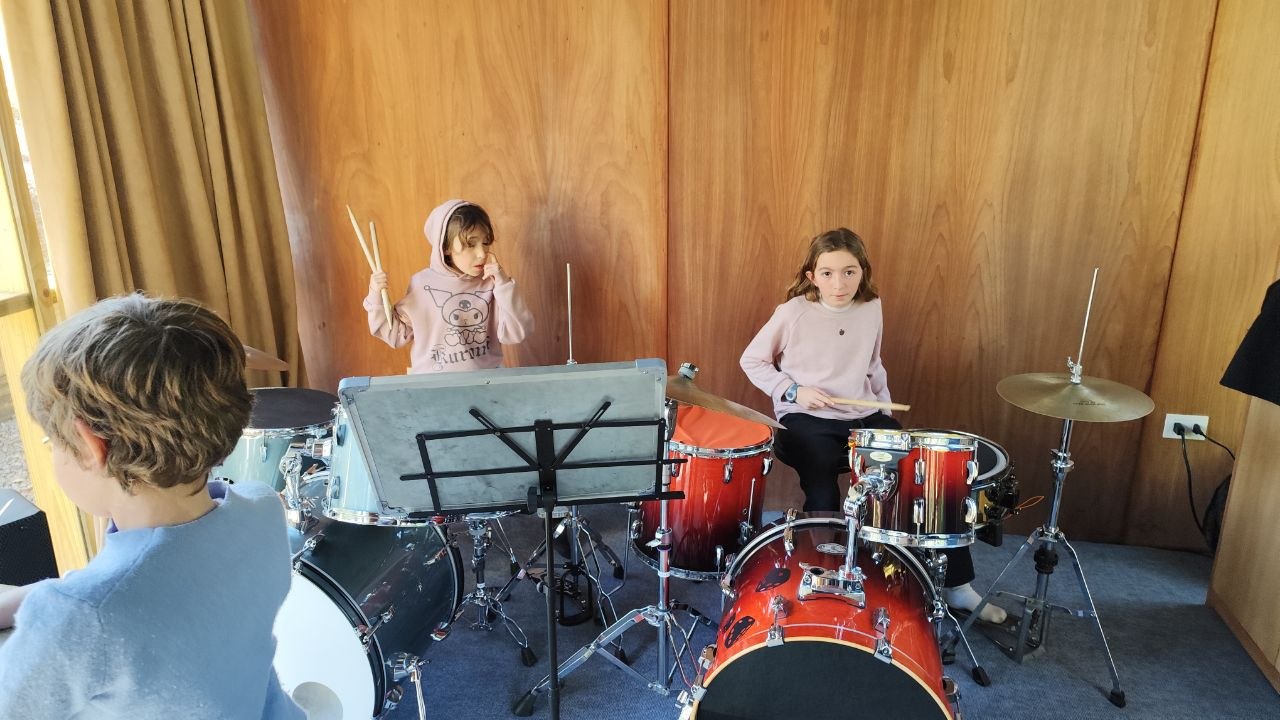 Las imágenes registran los preparativos de la muestra final de Trotamundos. El grupo organizó producciones, banderas y materiales vinculados a las investigaciones sobre los continentes; también compartió instancias de tejido, música y creación colectiva. Cada propuesta recupera intereses diversos —como la cultura, la tecnología, la fauna, la flora y las expresiones artísticas— para dar forma a la galería de Buena Vista.