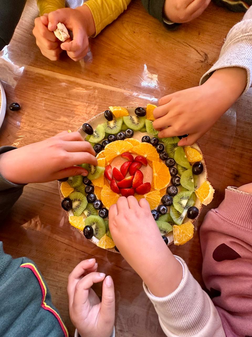 Muestra final de Niños curiosos: presentación y grabación del podcast en la radio, junto con el logo y la producción artística del grupo.