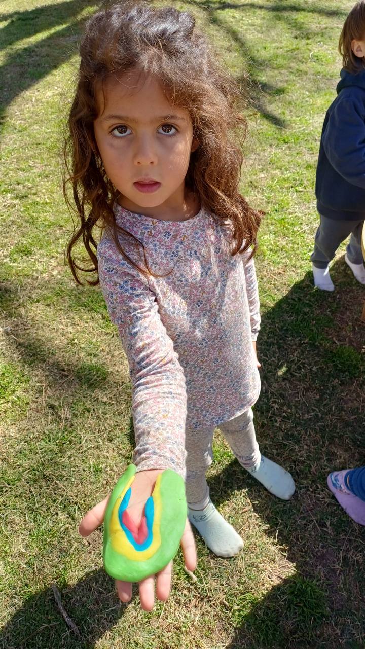 Registros del cierre semanal: muestra sobre el tajamar, juegos compartidos, Club de Legos y momentos al aire libre.