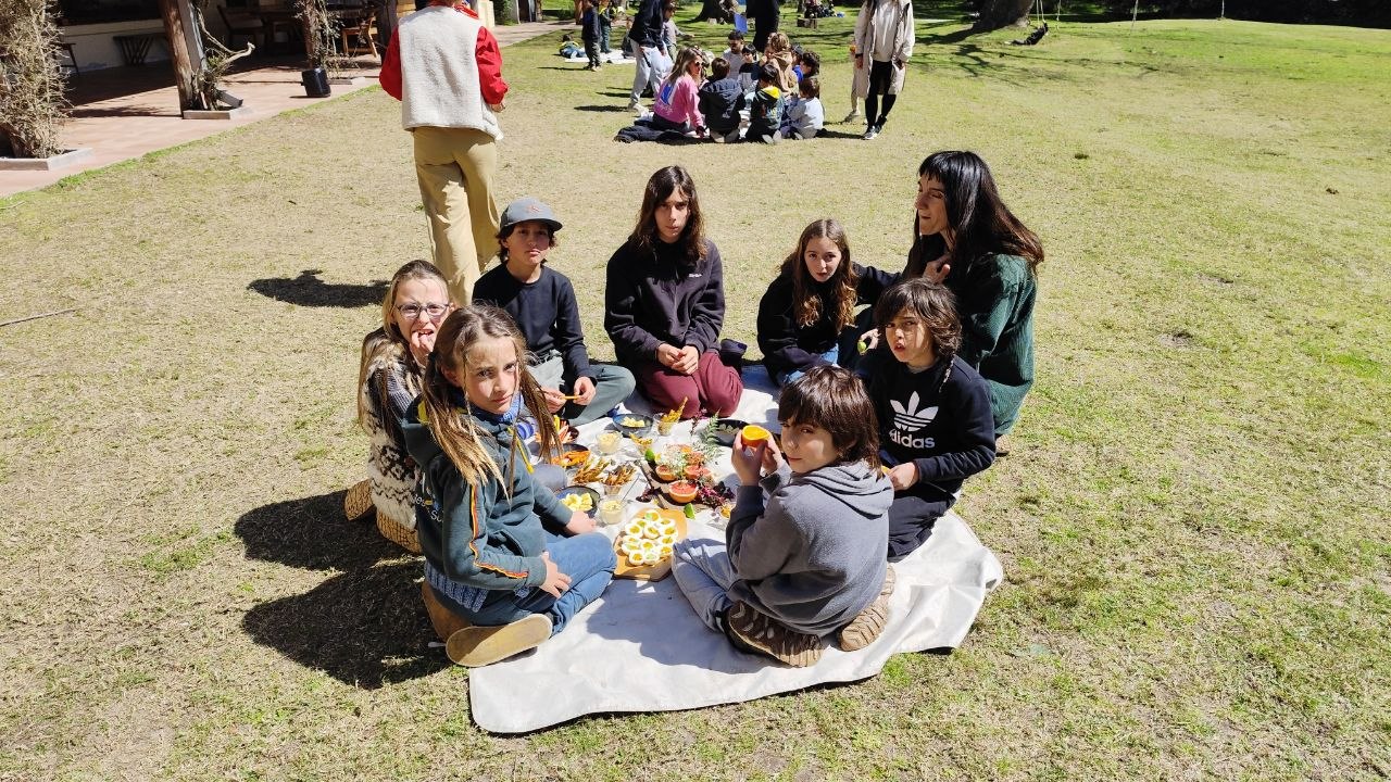 Esta semana fue breve, pero estuvo llena de momentos especiales: compartimos el último taller de Expresión del ciclo, el cierre del proyecto Trotamundos —donde los niños y niñas expusieron ante sus compañeros todo lo aprendido— y la celebración del Día de la Primavera.