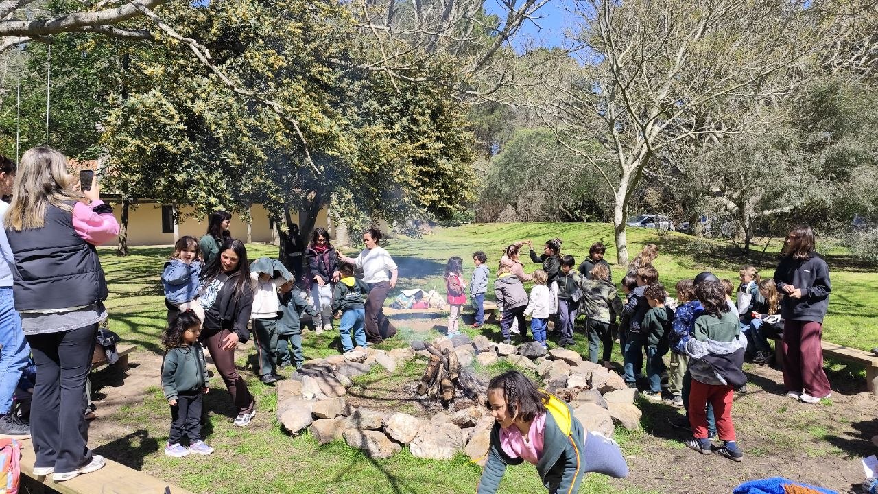 Esta semana fue breve, pero estuvo llena de momentos especiales: compartimos el último taller de Expresión del ciclo, el cierre del proyecto Trotamundos —donde los niños y niñas expusieron ante sus compañeros todo lo aprendido— y la celebración del Día de la Primavera.