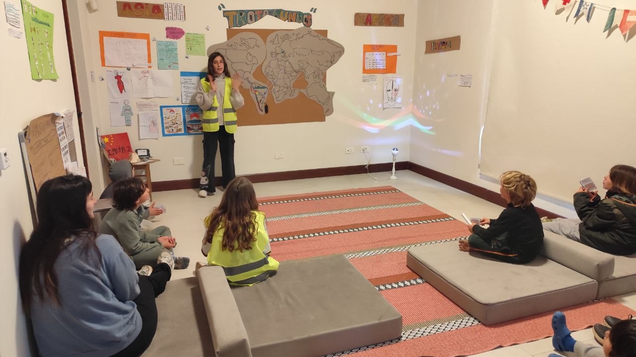 Esta semana fue breve, pero estuvo llena de momentos especiales: compartimos el último taller de Expresión del ciclo, el cierre del proyecto Trotamundos —donde los niños y niñas expusieron ante sus compañeros todo lo aprendido— y la celebración del Día de la Primavera.