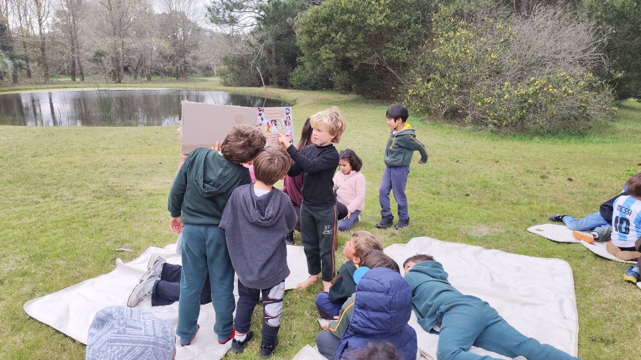 Esta semana fue breve, pero estuvo llena de momentos especiales: compartimos el último taller de Expresión del ciclo, el cierre del proyecto Trotamundos —donde los niños y niñas expusieron ante sus compañeros todo lo aprendido— y la celebración del Día de la Primavera.