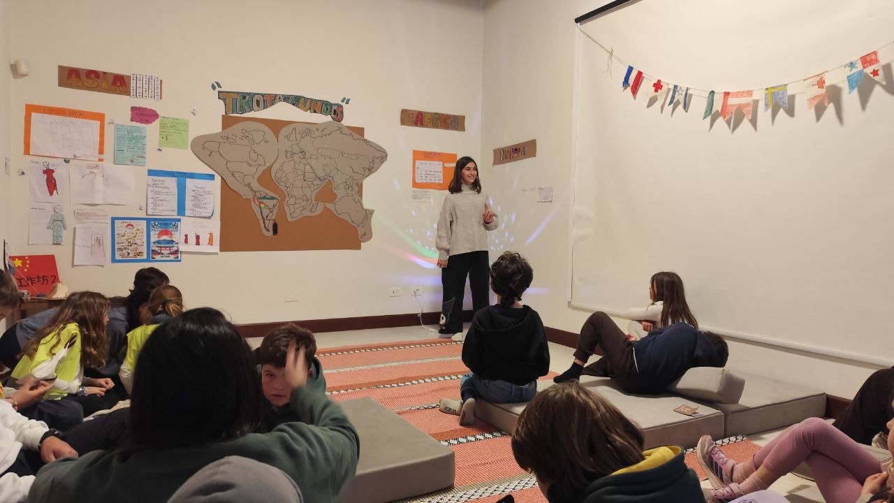 Esta semana fue breve, pero estuvo llena de momentos especiales: compartimos el último taller de Expresión del ciclo, el cierre del proyecto Trotamundos —donde los niños y niñas expusieron ante sus compañeros todo lo aprendido— y la celebración del Día de la Primavera.
