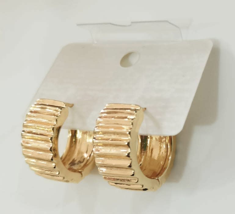 Gold Ring Model Earring