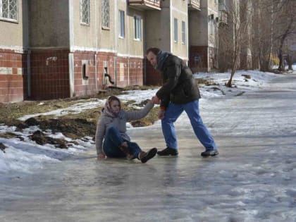 «Идем как пингвины»: как правильно ходить и падать в гололед?