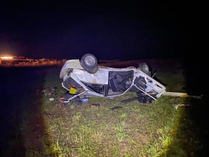 В Челябинской области ВАЗ вылетел с трассы и опрокинулся, водитель и пассажир погибли