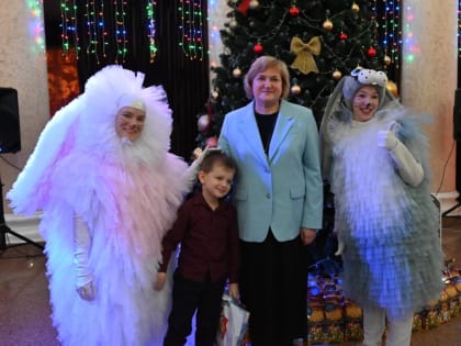 В Копейске состоялось вручение подарков детям в рамках акции «Елка желаний»