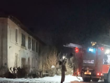 В Магнитогорске накануне вечером загорелось заброшенное здание