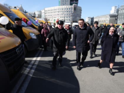 Алексей Текслер принял участие в передаче муниципалитетам новых школьных автобусов, передвижных фельдшерско-акушерских комплексов и автомобилей скорой медицинской помощи