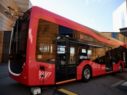 Алексей Текслер презентовал на ПМЭФ-22 новый троллейбус «Синара»