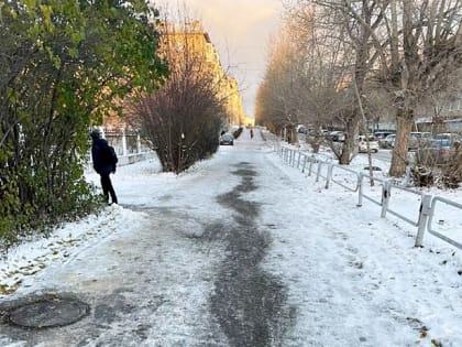 Дорожные службы устраняют скользкость на дорогах и тротуарах