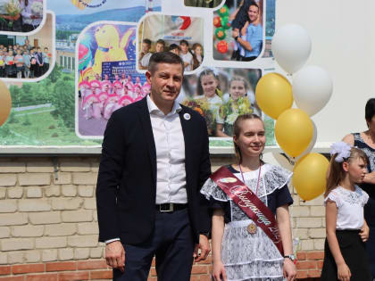 Егор Ковальчук поздравил миасских выпускников с окончанием учебного года