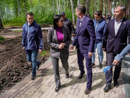 «Единая Россия» проверила ход работ по благоустройству сквера в 55 микрорайоне