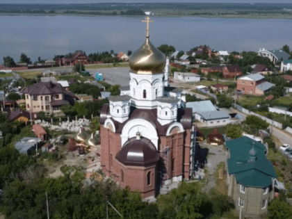 В поселке Сосновка освятят купола и кресты строящегося храма