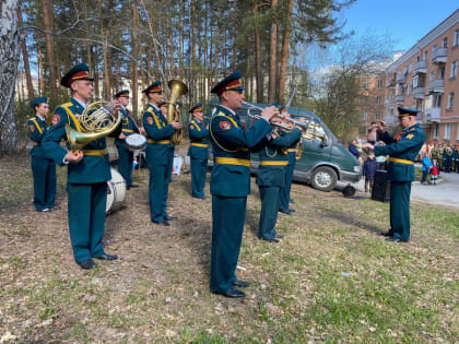 В Снежинске провели парад у дома ветеранов Великой Отечественной войны