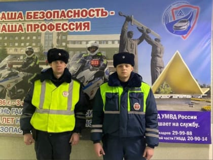 Автомобиль застрял в снегу. В Магнитогорске сотрудники ГИБДД помогли водителю такси с пассажирами