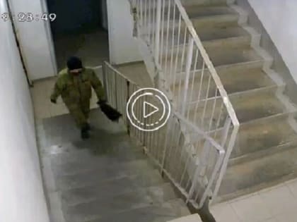 Жители Паркового сообщили о странной женщине в балаклаве
