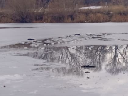 В Челябинской области спасатели достали из ледяной воды провалившегося под лёд 88-летнего рыбака