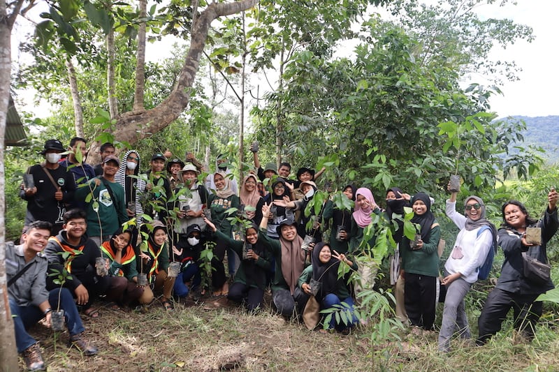 komunitas-pencinta-lingkungan-di-kayong-utara-menanam-pohon-bersama-dalam-rangka-hari-menanam-pohon-indonesia-2022.jpeg