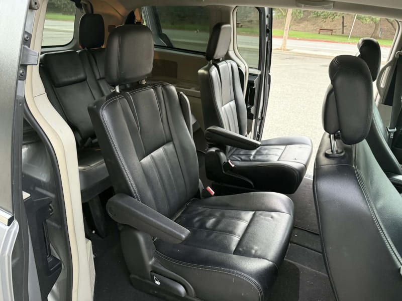 2014 CHRYSLER Town and Country photo 12
