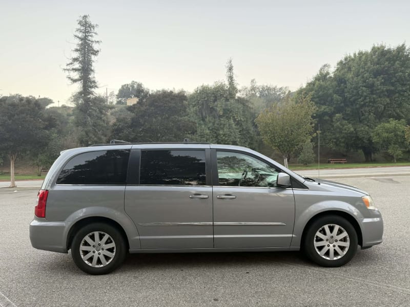 2014 CHRYSLER Town and Country photo 4