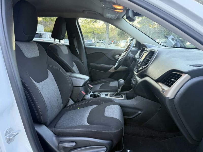 2017 JEEP Cherokee photo 12